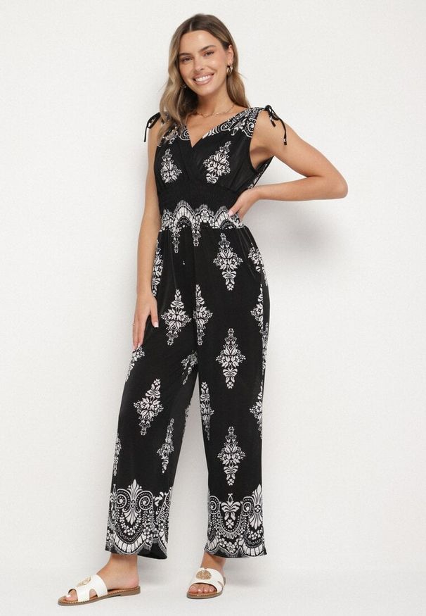 Born2be - Czarny Kombinezon w Orientalny Wzór z Dekoltem w Serek Izena. Okazja: na co dzień. Kolor: czarny. Wzór: aplikacja. Styl: casual