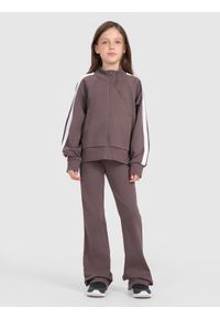 4f - 4F Bluza dresowa rozpinana bez kaptura dziewczęca - brązowa 122 (6-7 lat). Okazja: na co dzień. Typ kołnierza: bez kaptura. Kolor: fioletowy. Materiał: dresówka. Długość rękawa: raglanowy rękaw. Wzór: gładki, ze splotem. Sezon: lato. Styl: sportowy, casual, elegancki #2
