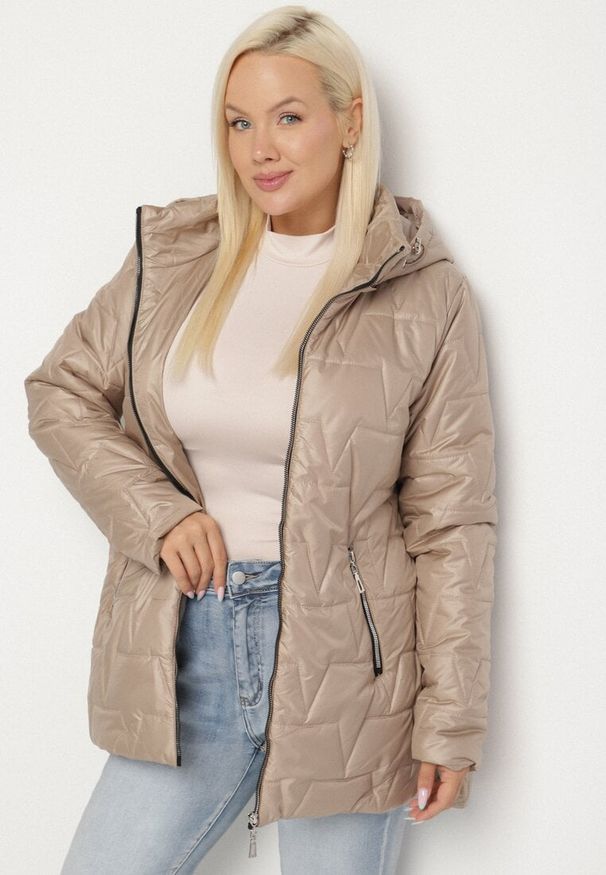 Born2be - Beżowa Pikowana Kurtka z Kapturem w Klasycznym Stylu Mallissa. Okazja: na spacer. Typ kołnierza: kaptur. Kolekcja: plus size. Kolor: beżowy. Materiał: jeans. Wzór: aplikacja. Styl: klasyczny