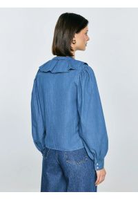 Big-Star - Koszula damska jeansowa niebieska Irina 392. Typ kołnierza: kołnierzyk stójkowy, dekolt w kształcie V. Kolor: niebieski. Materiał: jeans. Długość rękawa: długi rękaw. Długość: długie #5