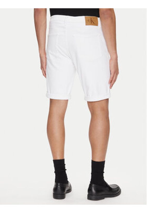 Calvin Klein Jeans Szorty jeansowe J30J327536 Biały Slim Fit. Kolor: biały. Materiał: bawełna