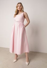 Born2be - Różowa Bawełniano-Wiskozowa Sukienka Retro w Groszki o Rozkloszowanym Kroju Eviphaia. Okazja: na co dzień. Typ kołnierza: dekolt kwadratowy. Kolor: różowy. Wzór: grochy. Typ sukienki: rozkloszowane, proste. Materiał: wiskoza, bawełna. Długość rękawa: bez rękawów. Sezon: lato. Styl: retro #4