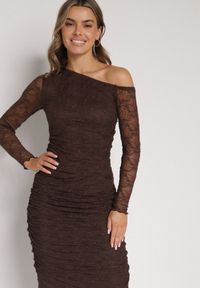 Born2be - Brązowy Koronkowy Komplet Dopasowana Spódnica i Bluzka na Jedno Ramię Calonara. Kolor: brązowy. Materiał: koronka #3