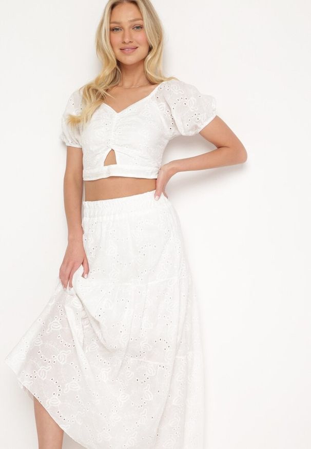 Born2be - Biały Haftowany Komplet Top z Marszczeniem Spódnica z Falbanką Gumką w Pasie i Podszewką Hubbia. Kolor: biały. Materiał: jeans. Wzór: haft