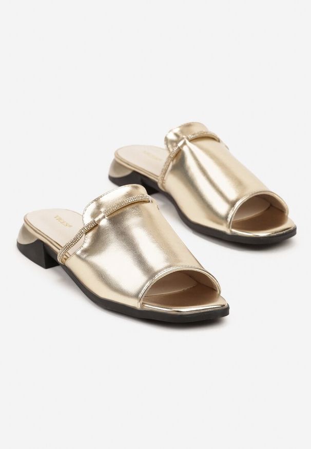 Born2be - Złote Klapki Vices Ozdobione Paskiem z Cyrkonii Tilirea. Okazja: na co dzień. Kolor: złoty. Wzór: aplikacja. Sezon: lato. Styl: casual, klasyczny