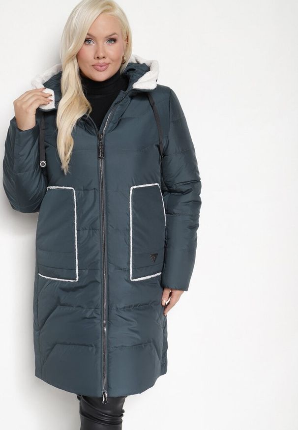 Born2be - Ciemnozielona Pikowana Kurtka Zimowa z Kapturem i Kieszeniami z Kontrastowymi Detalami Genara. Okazja: na co dzień. Typ kołnierza: kaptur. Kolor: zielony. Materiał: jeans. Sezon: zima. Styl: elegancki, casual