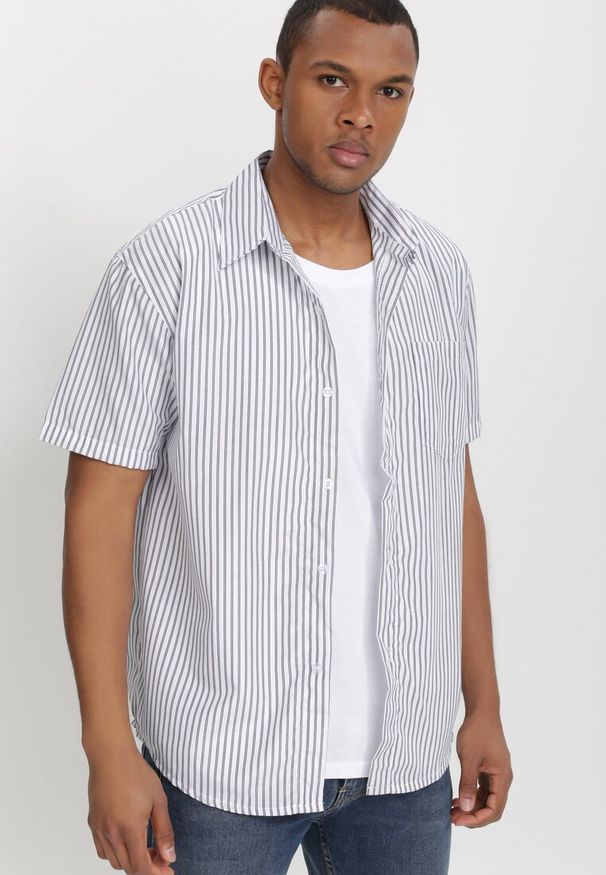 Born2be - Biało-Szara Koszula Othriphi. Okazja: na co dzień. Kolekcja: plus size. Kolor: biały. Materiał: tkanina, jeans. Długość rękawa: krótki rękaw. Długość: krótkie. Wzór: gładki, paski. Styl: klasyczny, casual