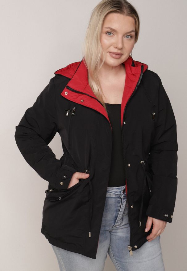Born2be - Czarno-Czerwona Przejściowa Kurtka Dwustronna Parka z Pikowaniem i Kapturem Tidare. Okazja: na spacer, na co dzień. Kolekcja: plus size. Kolor: czarny. Materiał: jeans, poliester. Styl: casual, sportowy