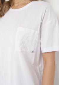 Born2be - Biały Bawełniany T-shirt o Klasycznym Fasonie z Kieszonką Asettia. Okazja: na co dzień, na spacer. Kolor: biały. Materiał: bawełna. Wzór: aplikacja. Styl: klasyczny #3