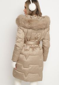 Born2be - Beżowa Pikowana Kurtka o Długim Kroju Ozdobiona Paskiem i Odpinanym Futerkiem Milirra. Okazja: na spacer. Kolor: brązowy. Materiał: futro. Długość: długie. Wzór: aplikacja. Styl: wizytowy, elegancki #7