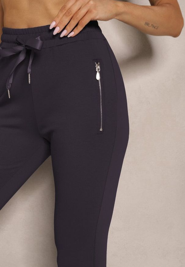 Renee - Granatowe Spodnie Dresowe z Bawełny o Kroju Jogger High Waist Cherisa. Okazja: na co dzień. Stan: podwyższony. Kolor: niebieski. Materiał: dresówka, bawełna. Styl: elegancki, casual