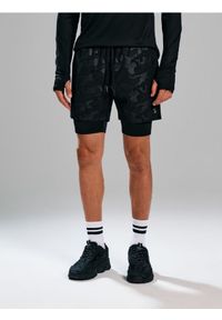 Sinsay - Dwuwarstwowe spodenki sportowe - czarny. Kolor: czarny. Styl: sportowy