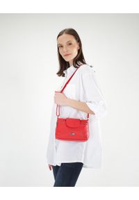 Unisono - Czerwona torebka crossbody. Kolor: czerwony. Materiał: skórzane. Rodzaj torebki: na ramię