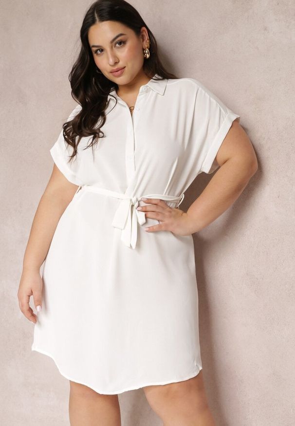 Renee - Biała Sukienka Koszulowa Wiązana w Pasie z Krótkimi Rękawami Wellwood. Kolekcja: plus size. Kolor: biały. Materiał: tkanina. Długość rękawa: krótki rękaw. Wzór: gładki. Sezon: lato, wiosna. Typ sukienki: koszulowe. Długość: midi