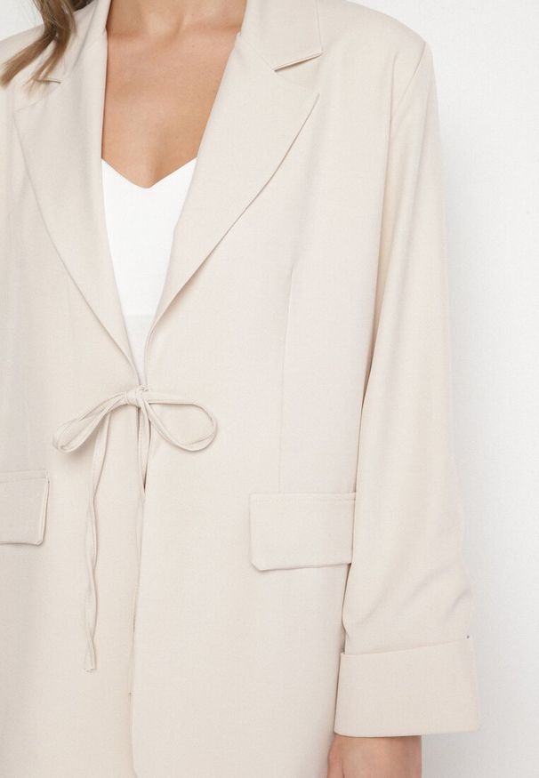 Born2be - Beżowy Komplet w Stylu Garniturowym z Wiązaną Marynarką i Spodniami Vilinne. Kolor: beżowy. Wzór: aplikacja