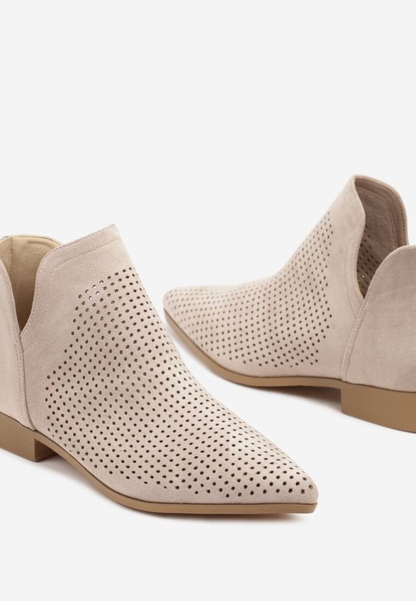 Born2be - Jasnobeżowe Ażurowe Botki Vices na Płaskiej Podeszwie z Ozdobnym Wycięciem Selenith. Okazja: na co dzień. Kolor: beżowy. Materiał: jeans. Wzór: ażurowy. Obcas: na płaskiej podeszwie. Styl: casual, elegancki, klasyczny
