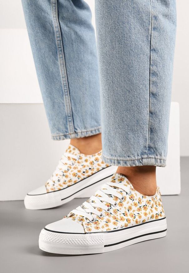 Born2be - Żółte Trampki z Cholewką Zdobioną Kwiatowym Wzorem Folaianna. Okazja: na co dzień, na spacer. Kolor: żółty. Materiał: jeans. Szerokość cholewki: normalna. Wzór: aplikacja, kwiaty. Styl: klasyczny, elegancki, casual