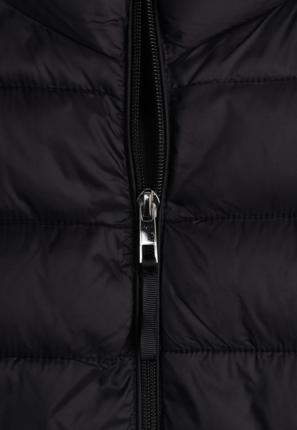 Born2be - Czarna Pikowana Kamizelka Przejściowa ze Stójką Edanwen. Typ kołnierza: kołnierzyk stójkowy. Kolekcja: plus size. Kolor: czarny. Materiał: nylon, jeans. Styl: klasyczny