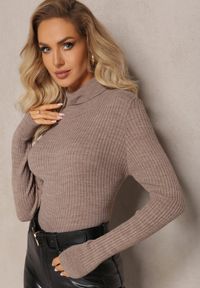 Renee - Ciemnobeżowy Klasyczny Golf z Prążkowanego Materiału Belikorre. Okazja: na co dzień. Typ kołnierza: golf. Kolor: beżowy. Materiał: materiał, prążkowany. Styl: klasyczny