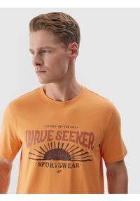 4f - T-shirt z nadrukiem męski - pomarańczowy. Okazja: na co dzień. Kolor: pomarańczowy. Materiał: jersey, bawełna, dzianina. Długość rękawa: krótki rękaw. Długość: krótkie. Wzór: nadruk. Styl: casual, sportowy, klasyczny