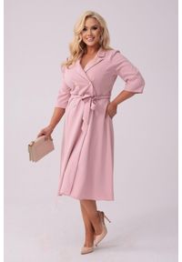 Moda Size Plus Iwanek - Elegancka żakietowa sukienka Marietta w kolorze pudrowego różu XXL OVERSIZE. Okazja: na spotkanie biznesowe, na co dzień. Kolor: różowy. Materiał: tkanina, elastan, poliester, materiał. Typ sukienki: oversize. Styl: elegancki