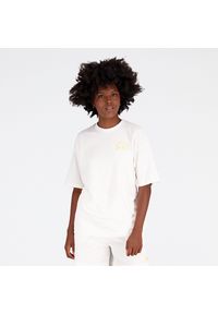 Koszulka damska New Balance WT31555SST – biała. Kolor: biały. Materiał: bawełna, materiał. Wzór: napisy