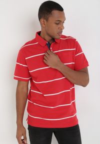 Born2be - Czerwona Koszulka Eathesea. Typ kołnierza: polo. Kolor: czerwony. Materiał: jeans. Długość rękawa: krótki rękaw. Długość: krótkie. Wzór: paski #1