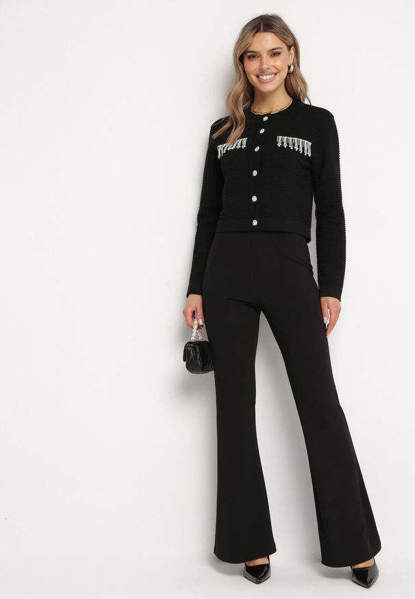 Born2be - Czarny Kardigan z Guzikami w Kształcie Kwiatka z Cyrkoniami i Frędzlami Wileara. Kolor: czarny. Wzór: kwiaty