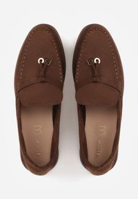 Renee - Brązowe Mokasyny VICES Casualowe ze Skórzaną Wkładką i Metalowymi Ozdobami Dinsmore. Okazja: na co dzień. Nosek buta: okrągły. Kolor: brązowy. Materiał: skóra. Wzór: aplikacja. Obcas: na obcasie. Styl: casual. Wysokość obcasa: niski #9