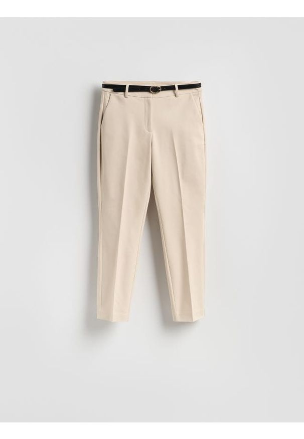 Reserved - Spodnie cygaretki z paskiem - beżowy. Kolor: beżowy. Materiał: bawełna, tkanina