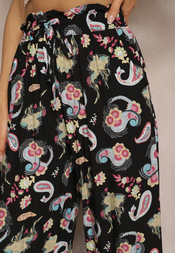 Renee - Czarno-Różowe Bawełniane Spodnie Boho w Stylu Palazzo z Gumką w Pasie i Wysokim Stanem Pravia. Okazja: na co dzień. Stan: podwyższony. Kolor: czarny. Materiał: bawełna. Sezon: lato. Styl: boho