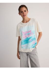 Reserved - T-shirt regular z nadrukiem - złamana biel. Materiał: bawełna, dzianina. Wzór: nadruk