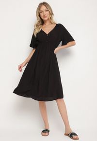 Born2be - Czarna Bawełniana Sukienka o Rozkloszowanym Fasonie Liranelle. Okazja: na co dzień. Typ kołnierza: dekolt w kształcie V. Kolor: czarny. Materiał: bawełna. Długość rękawa: krótki rękaw. Sezon: lato. Typ sukienki: rozkloszowane. Styl: casual, elegancki #3