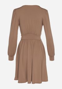 Born2be - Brązowa Sukienka Kopertowa Taliowana Maecenus. Okazja: na co dzień. Typ kołnierza: dekolt w serek. Kolor: brązowy. Materiał: wiskoza. Typ sukienki: kopertowe. Styl: casual, elegancki #4