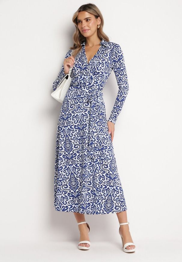 Born2be - Niebiesko-Biała Maxi Sukienka Taliowana Kopertowa z Materiałowym Paskiem Ailrin. Kolor: niebieski. Materiał: materiał. Typ sukienki: kopertowe. Styl: elegancki. Długość: maxi