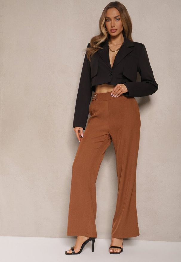 Renee - Brązowe Spodnie High Waist o Szerokim Fasonie z Paskiem i Złotym Metalicznym Detalem Eniarra. Okazja: do pracy. Stan: podwyższony. Kolor: brązowy. Materiał: jedwab. Styl: elegancki