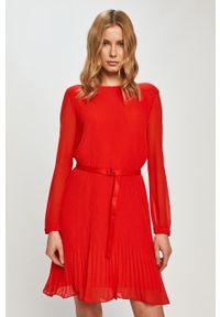 Calvin Klein - Sukienka. Okazja: na co dzień. Kolor: czerwony. Materiał: tkanina, poliester, materiał. Długość rękawa: długi rękaw. Typ sukienki: rozkloszowane, proste. Styl: casual. Długość: mini #1