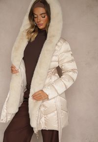 Renee - Beżowa Kurtka z Pikowanym Przeszyciami Wiązanym Paskiem i Kapturem z Futrem Fenida. Kolor: beżowy. Materiał: futro. Styl: elegancki #6