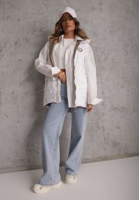 Renee - Biała Długa Kamizelka Pikowana z Nieodpinanym Kapturem Ozdobiona Naszywką Kasseda. Okazja: na co dzień. Kolor: biały. Materiał: poliester, jeans. Długość: długie. Wzór: aplikacja. Styl: casual #4