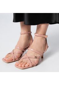 Wittchen - Damskie sandały ze skóry z paseczkami na szpilce zgaszony róż. Okazja: na co dzień. Kolor: różowy. Materiał: skóra. Wzór: aplikacja. Sezon: lato. Obcas: na szpilce. Styl: casual, elegancki, wizytowy #4