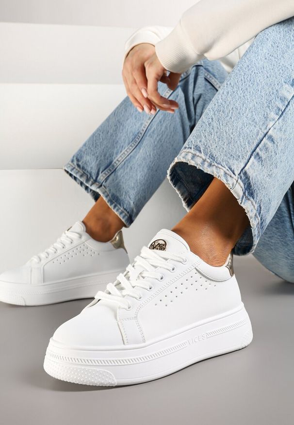 Born2be - Biało-Złote Sneakersy Vices na Grubej Podeszwie z Perforacją i Napisem Nonadwin. Okazja: na spacer, na co dzień. Zapięcie: sznurówki. Kolor: biały. Materiał: jeans. Wzór: napisy. Sport: turystyka piesza