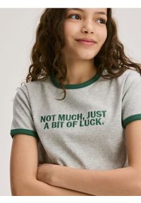 Reserved - T-shirt z haftowanym napisem - jasnoszary. Kolor: szary. Materiał: bawełna. Wzór: napisy, haft #1