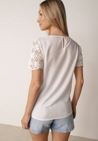 Born2be - Biała Bluzka Ozdobiona Ażurowymi Rękawkami Kelnila. Okazja: na co dzień, do pracy. Kolor: biały. Materiał: jeans. Długość rękawa: krótki rękaw. Długość: długie. Wzór: ażurowy, aplikacja. Styl: casual, klasyczny, elegancki #4