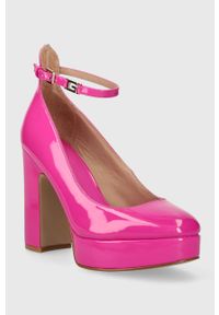 Guess czółenka TEMIS kolor różowy na słupku FL7TMS PAF08. Nosek buta: okrągły. Kolor: różowy. Materiał: skóra. Obcas: na słupku. Wysokość obcasa: średni #5