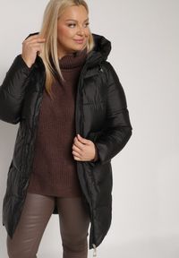 Born2be - Czarna Długa Pikowana Kurtka z Nieodpinanym Kapturem Mevessia. Okazja: na co dzień. Kolor: czarny. Materiał: jeans. Długość: długie. Styl: klasyczny, casual, elegancki #6