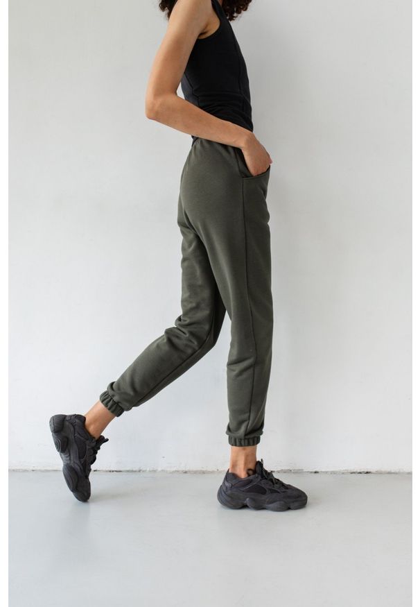 Marsala - Spodnie dresowe typu jogger w kolorze INTENSE KHAKI - DISPLAY. Stan: podwyższony. Kolor: brązowy. Materiał: dresówka. Styl: klasyczny, elegancki