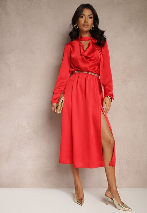 Renee - Czerwona Koktajlowa Sukienka z Satyny z Ozdobnym Guzikiem Leaneris. Typ kołnierza: dekolt w serek. Kolor: czerwony. Materiał: satyna. Długość rękawa: długi rękaw. Sezon: zima, jesień. Styl: wizytowy