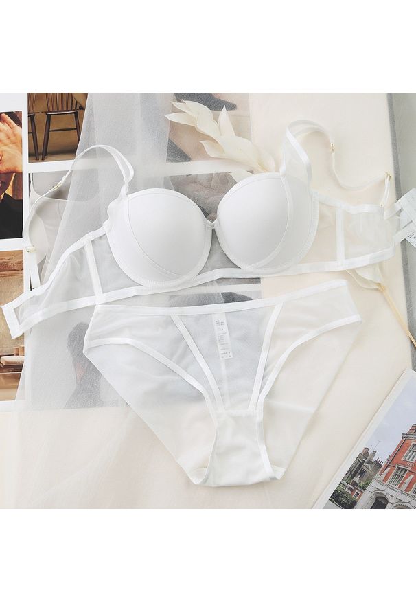 Intica - Komplet bielizny z miękkimi miseczkami i figami Merituuli. Kolor: biały. Materiał: materiał