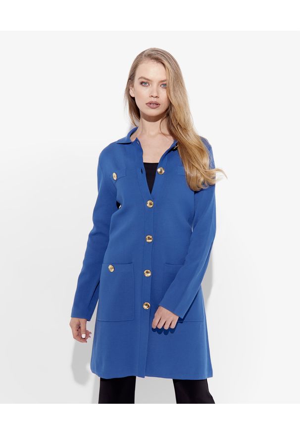 MOSCHINO - Niebieski płaszcz z logowanymi guzikami. Kolor: niebieski. Materiał: bawełna, materiał. Długość: długie
