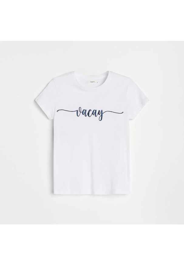 Reserved - T-shirt z napisem - Biały. Kolor: biały. Wzór: napisy